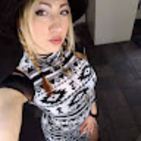 Meet your Posher, Tabatha - Picture 1 of 1